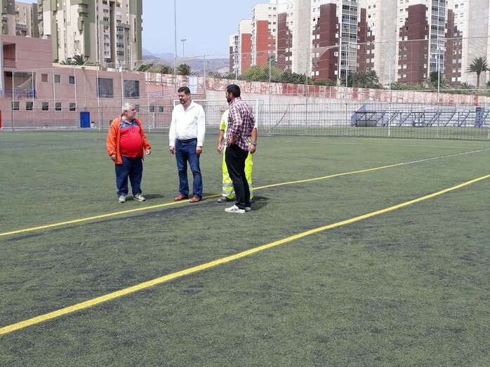 El concejal Diego Ojeda, de visita en el Pedro Miranda de Jinámar (Foto TA)
